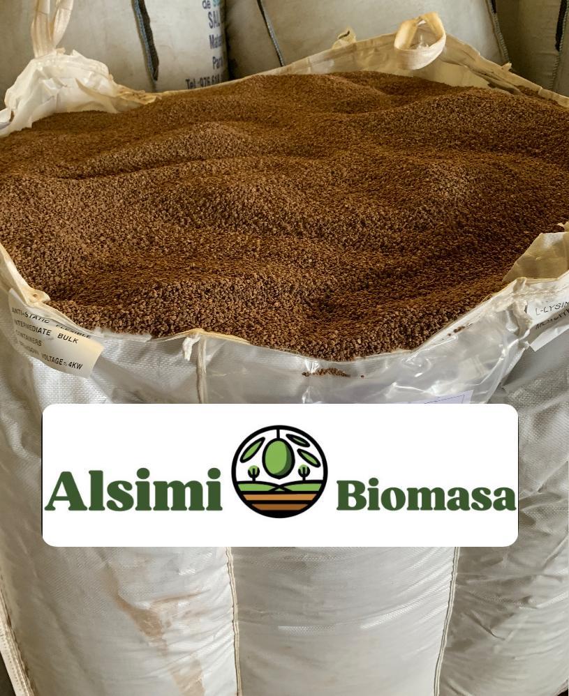 Saco de pellets de biomasa de la marca Alsimi Biomasa, listo para energía renovable.